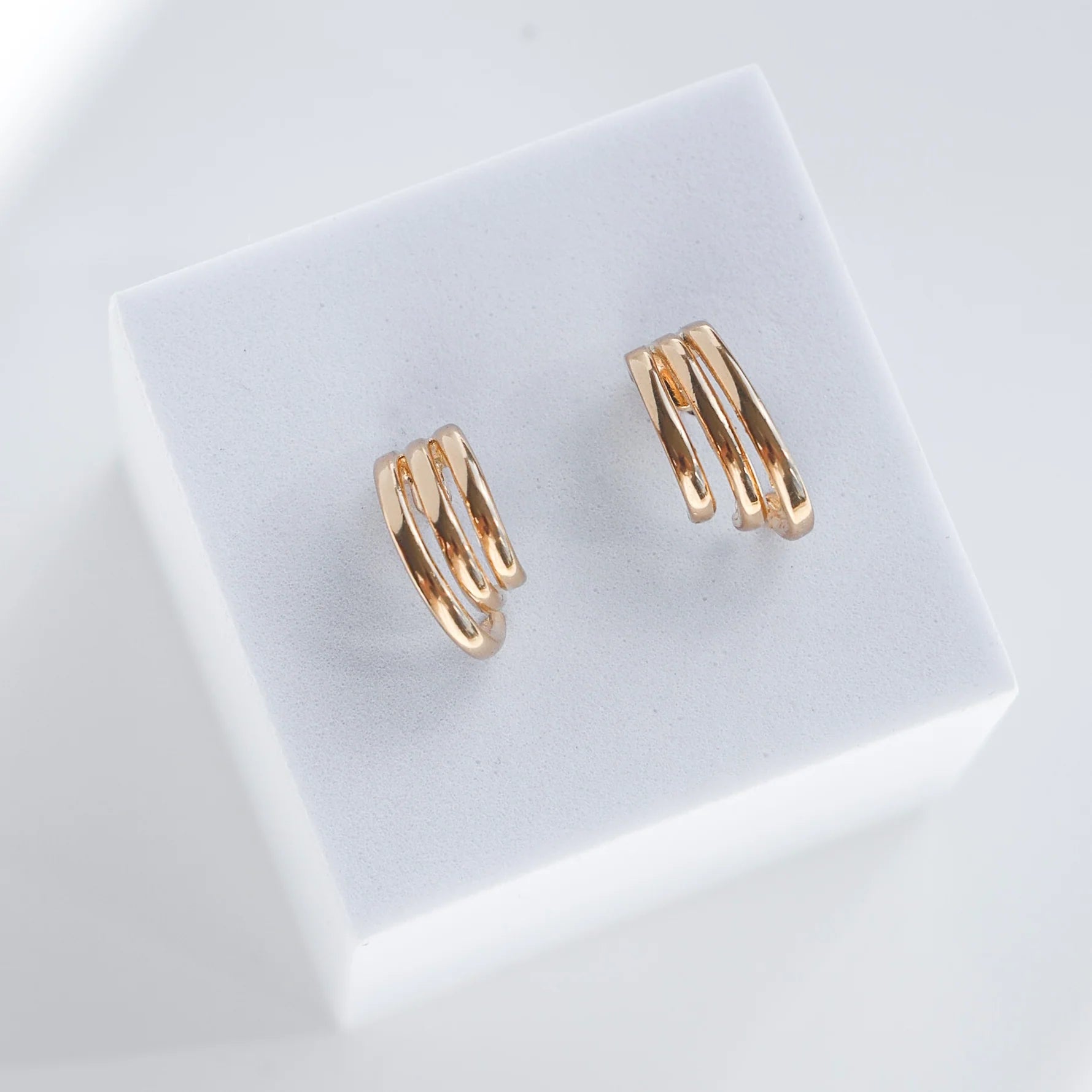 M16 HUGGIE TRIPL COVER EARRING219529